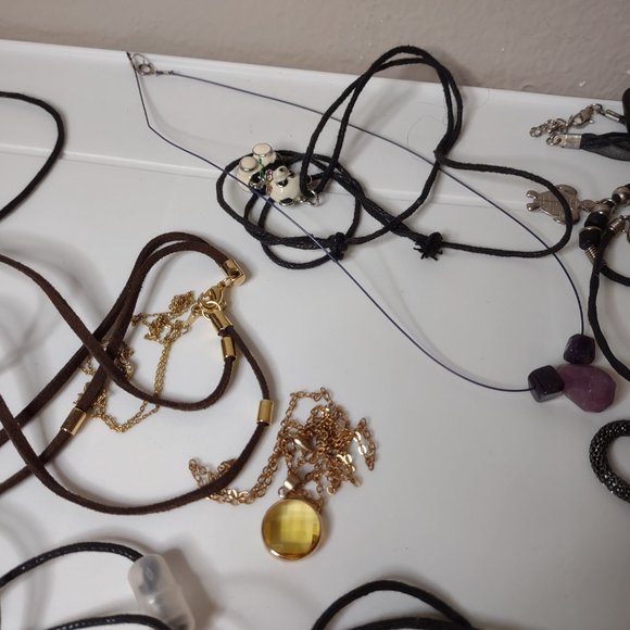 Lot Of Over 30 Pendant Necklaces. As Is. - Picture 13 of 16